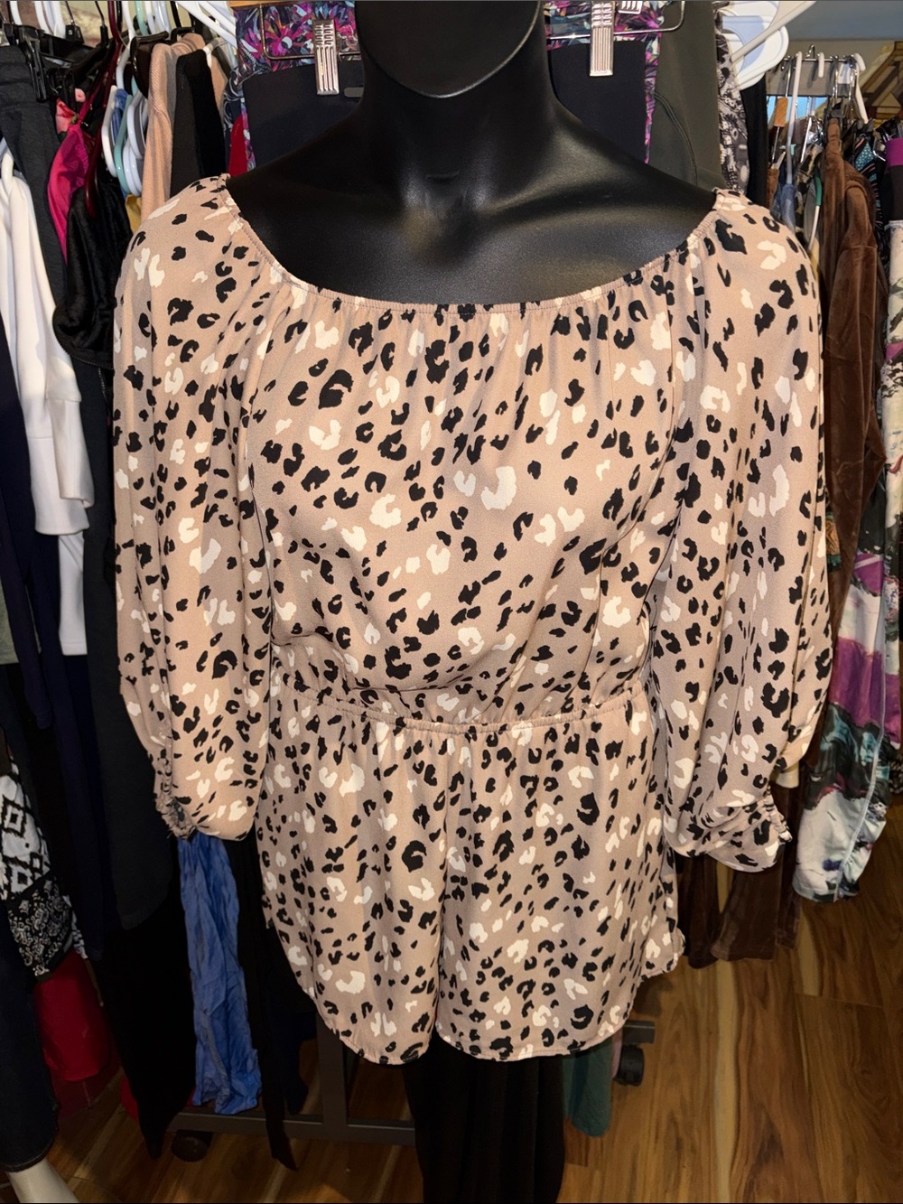 Vine & Love nwot medium Women's Beige Leopard Print puff sleeve romper